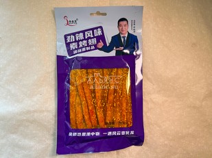 Японские снеки и крекеры: Мучные полоски ФИОЛЕТОВЫЕ со вкусом острых куриных крылышек 76 гр