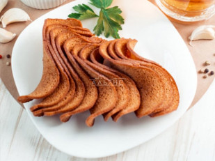 Сыр к пиву: Ресторанные гренки с сметаной и зеленью